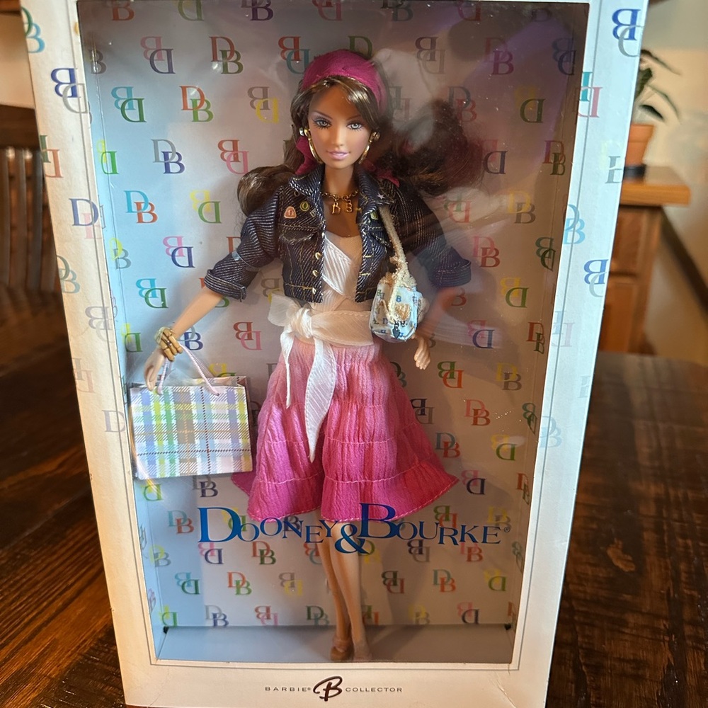 🎀 Collector’s Edition Dooney & Bourke Barbie – Vintage Treasure! - Picture 2 of 3